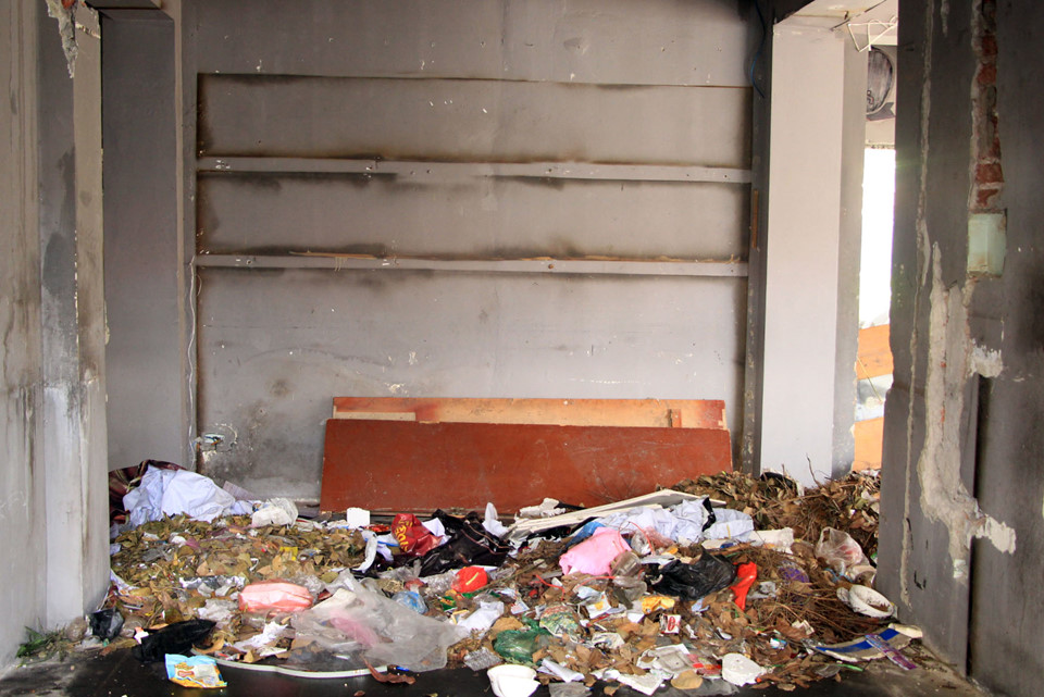 Chung cư mặt phố Hà Nội biến thành bãi tập kết rác thải hôi thối